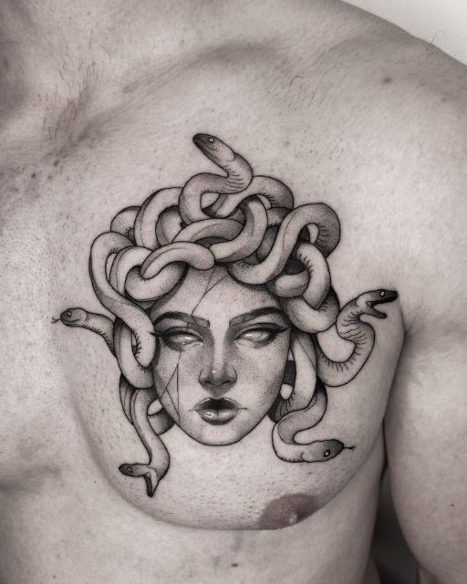 tatuaje blanco y negro medusa