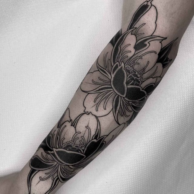 tatuaje blanco y negro flores