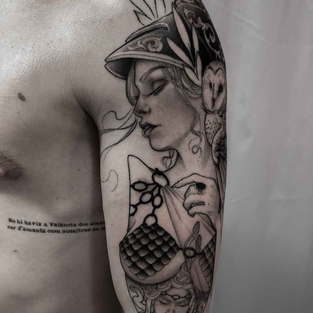 tatuaje blanco y negro mujer