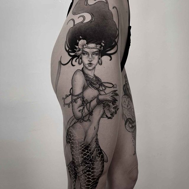 tatuaje blanco y negro mujer pierna