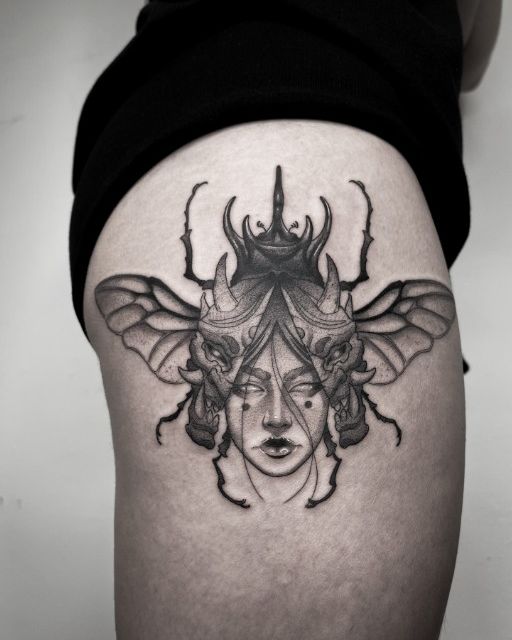 tatuaje blanco y negro mujer mariposa