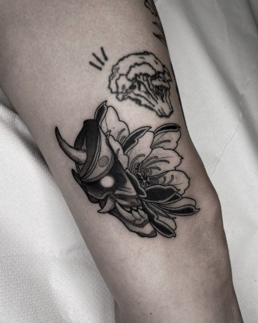 tatuaje blanco y negro flor