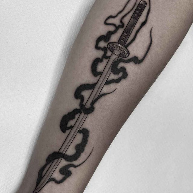 tatuaje blanco y negro espada