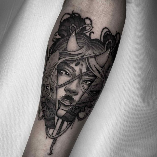 tatuaje blanco y negro cara mujer