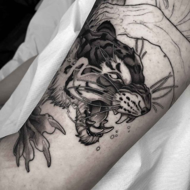 tatuaje blanco y negro tigre